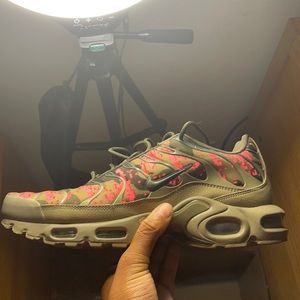I am selling a pair of Nike air max shoes